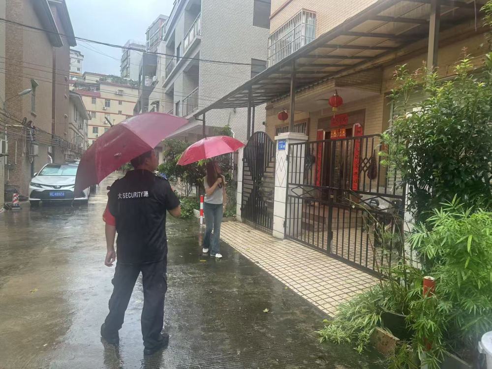 _山体垮塌瞬间 他用力一推 推出了生离死别_山体垮塌瞬间 他用力一推 推出了生离死别